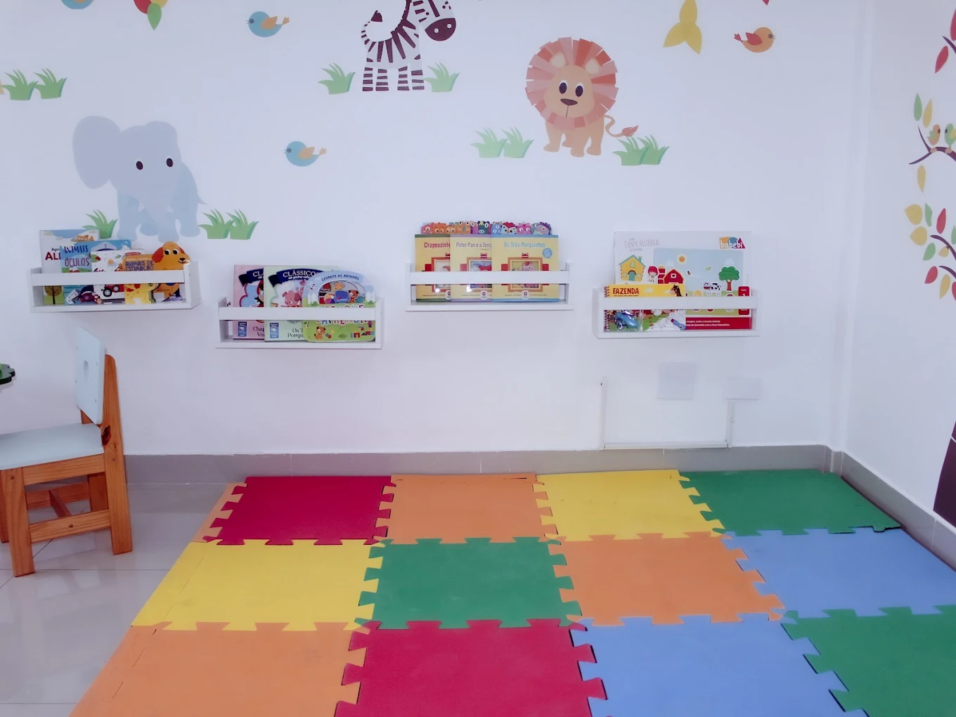 Sala terapêutica com ambiente acolhedor